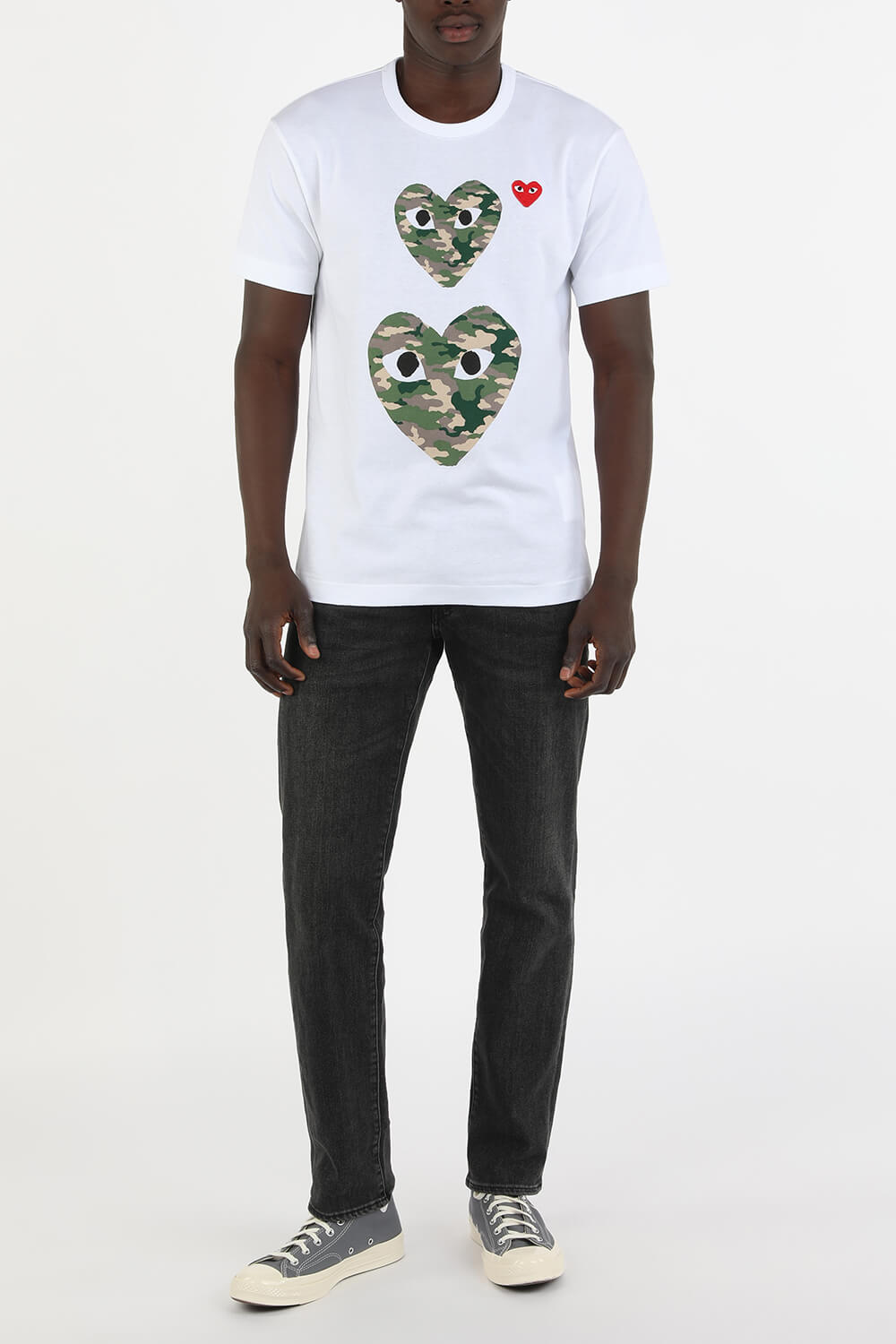 טי שירט לבנה קצרה עם הדפס לבבות בצבעי הסוואה